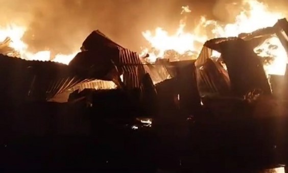 গাজীপুরে ঝুটের গুদামে অগ্নিকাণ্ড গোডাউনের মালামাল পুড়ে ছাই