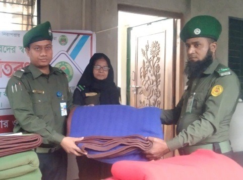 টঙ্গীতে অঙ্গীভূত আনসার সদস্যদের মাঝে কম্বল বিতরণ