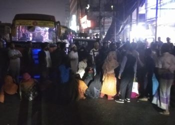 গাজীপুরে ৪ মাসের বকেয়া বেতনের দাবিতে মহাসড়ক অবরোধ