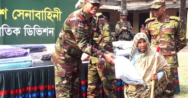 কুড়িগ্রামে বাংলাদেশ সেনাবাহিনীর উদ্যোগে অসহায় ও ছিন্নমূল ২শ শীতার্ত মানুষের মাঝে শীতবস্ত্র বিতরণ