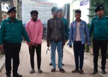 খুলনায় ডাকাতির প্রস্তুতিকালে অস্ত্রসহ তিনজন গ্রেফতার