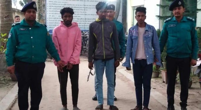 খুলনায় ডাকাতির প্রস্তুতিকালে অস্ত্রসহ তিনজন গ্রেফতার