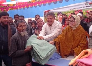 সিরাজগঞ্জে কম্বল বিতরণ করেছেন কণ্ঠশিল্পী কনকচাঁপা