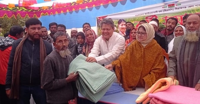 সিরাজগঞ্জে কম্বল বিতরণ করেছেন কণ্ঠশিল্পী কনকচাঁপা
