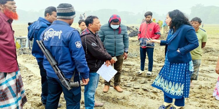 কালীগঞ্জে কৃষি জমির মাটি কাটার আপরাধে অর্ধলক্ষ টাকা জরিমান