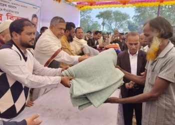 গাজীপুরের শ্রীপুরে শীতার্তদের মাঝে কম্বল বিতরণ
