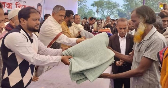 গাজীপুরের শ্রীপুরে শীতার্তদের মাঝে কম্বল বিতরণ