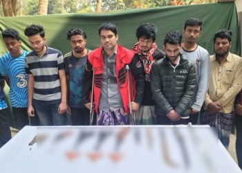 কুমিল্লায় সেনাবাহিনীর অভিযানে দেশি-বিদেশি অস্ত্রসহ আটক ১০