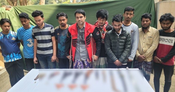 কুমিল্লায় সেনাবাহিনীর অভিযানে দেশি-বিদেশি অস্ত্রসহ আটক ১০