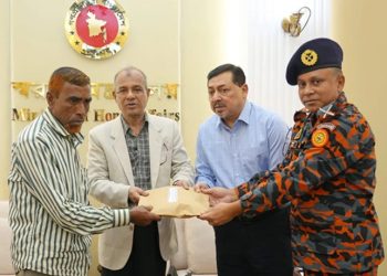 সচিবালয়ের অগ্নিদুর্ঘটনায় নিহত ফায়ারফাইটার নয়নের পরিবারকে নগদ পাঁচ লাখ টাকার প্রদান
