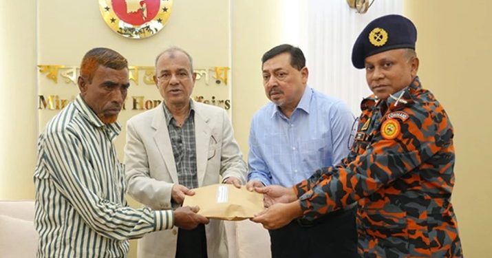 সচিবালয়ের অগ্নিদুর্ঘটনায় নিহত ফায়ারফাইটার নয়নের পরিবারকে নগদ পাঁচ লাখ টাকার প্রদান