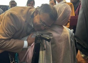 দীর্ঘ প্রতীক্ষার অবসান, মাকে কাছে পেয়ে জড়িয়ে ধরলেন তারেক রহমান