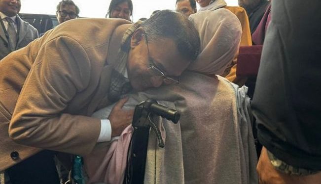 দীর্ঘ প্রতীক্ষার অবসান, মাকে কাছে পেয়ে জড়িয়ে ধরলেন তারেক রহমান