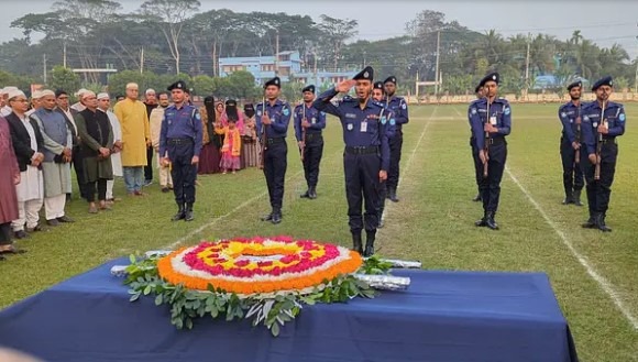 শরীয়তপুরের জাজিরা থানার ভারপ্রাপ্ত কর্মকর্তার লাশ গ্রামের বাড়িতে দাফন