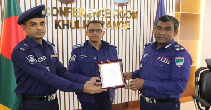 খুলনা রেঞ্জের শ্রেষ্ঠ অফিসার ইনচার্জ হলেন কুষ্টিয়া মডেল থানার ওসি