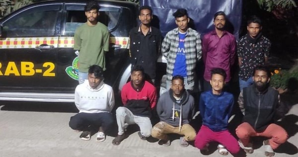 রাজধানীর মোহাম্মদপুরে অস্ত্রসহ ১০ ছিনতাইকারী গ্রেপ্তার