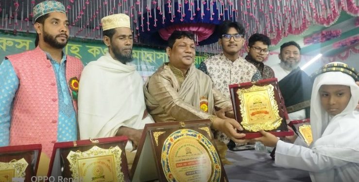 পূবাইলে আনোয়ারা বেগম দারুস সুন্নাহ কাওমী মাদ্রাসায় হাফেজ ছাত্রদের পাগড়ী প্রদান