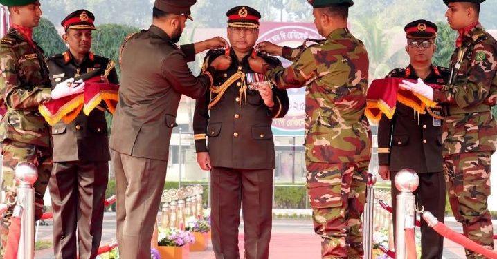 সদা প্রস্তুত থাকতে ইস্ট বেঙ্গল রেজিমেন্টকে সেনাপ্রধানের আহ্বান