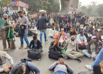 চাকরিচ্যুত বিডিআর সদস্যদের পুনর্বহালের দাবিতে শাহবাগ অবরোধ