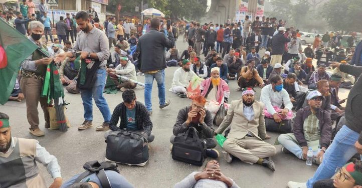 চাকরিচ্যুত বিডিআর সদস্যদের পুনর্বহালের দাবিতে শাহবাগ অবরোধ