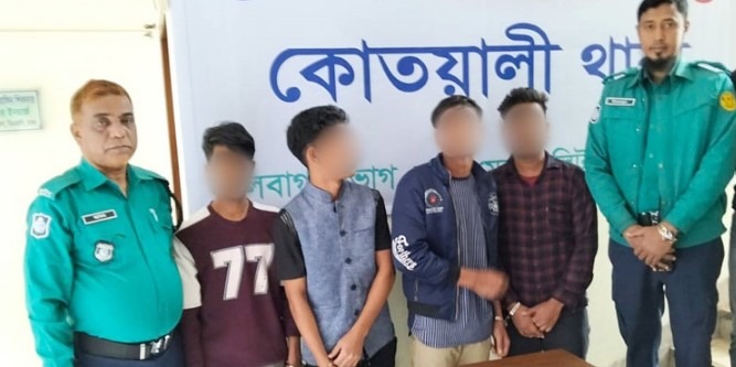 পুরান ঢাকায় পেশাদার চার ছিনতাইকারী গ্রেফতার