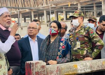 চট্টগ্রামে জলাবদ্ধতা নিরসনে তিন উপদেষ্টার খাল পরিদর্শন