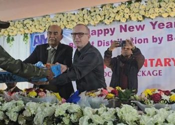 গাজীপুরে এসপি ও কটন গ্রুপের কর্মীদের মাঝে নিত্যপণ্য বিতরণ