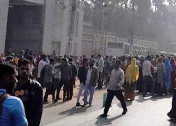 গাজীপুরে বেতন বৃদ্ধির দাবিতে শ্রমিক বিক্ষোভ, ১৫ কারখানায় ছুটি ঘোষণা