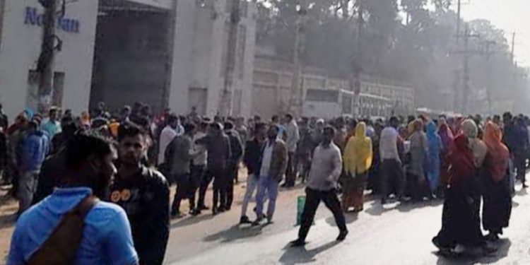 গাজীপুরে বেতন বৃদ্ধির দাবিতে শ্রমিক বিক্ষোভ, ১৫ কারখানায় ছুটি ঘোষণা