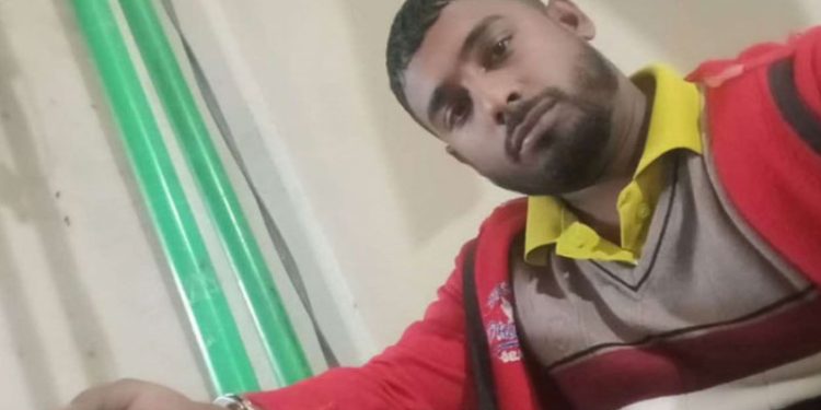 গাজীপুরের শ্রীপুরে হাতকড়া পরিয়ে টাকা নেওয়ার অভিযোগ এসআইয়ের বিরুদ্ধে