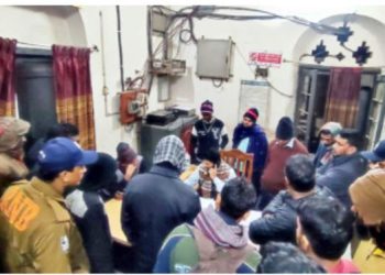 নির্ধারিত সময়ের আগেই অর্ধশত যাত্রী রেখে চলে গেল ট্রেন-স্টেশন মাস্টারকে অবরুদ্ধ করে রাখেন যাত্রীরা