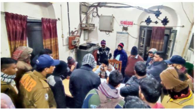 নির্ধারিত সময়ের আগেই অর্ধশত যাত্রী রেখে চলে গেল ট্রেন-স্টেশন মাস্টারকে অবরুদ্ধ করে রাখেন যাত্রীরা