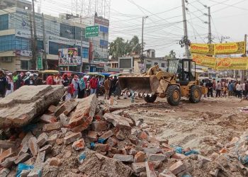 নাটোর শহরের প্রধান সড়ক ফুটপাত দখল মুক্ত করতে উচ্ছেদ অভিযা