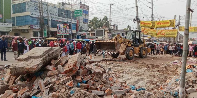 নাটোর শহরের প্রধান সড়ক ফুটপাত দখল মুক্ত করতে উচ্ছেদ অভিযা