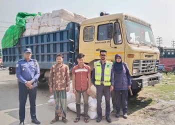 গাজীপুরে ১২ টন নিষিদ্ধ পলিথিনসহ ট্রাক আটক, গ্রেফতার দুই