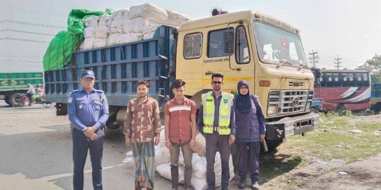 গাজীপুরে ১২ টন নিষিদ্ধ পলিথিনসহ ট্রাক আটক, গ্রেফতার দুই