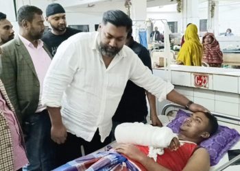 গাজীপুরে গুলিবিদ্ধ ছাত্র মোবাশ্বের হোসেনকে দেখতে হাসপাতালে গেলেন এম মঞ্জুরুল করিম রনি