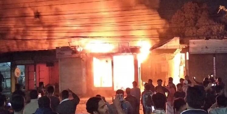 গাজীপুরে ফার্নিচার ও কাপড়ের দোকানে আগুন