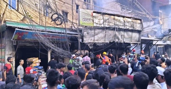 গাজীপুরের চান্দনা চৌরাস্তায় একটি মার্কেটে অগ্নিকাণ্ড
