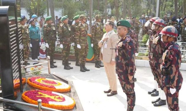 জাতীয় শহীদ সেনা দিবসে বনানী সামরিক কবরস্থানে বিজিবি মহাপরিচালকের শ্রদ্ধা