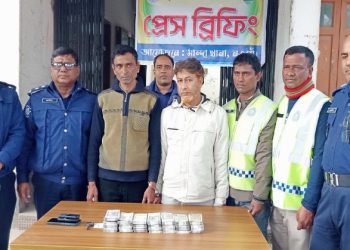 নওগাঁর মান্দায় ভারতীয় বিপুল জাল রুপিসহ দুজন আটক