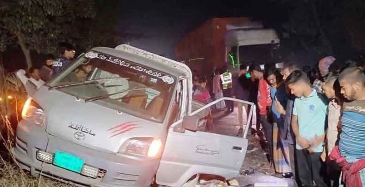 ফেনীতে কাভার্ড ভ্যান-পিকআপ সংঘর্ষে নিহত ৫