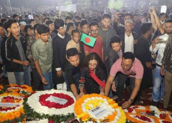 ভাষাশহীদদের শ্রদ্ধা জানাতে কেন্দ্রীয় শহীদ মিনারে মানুষের ঢল