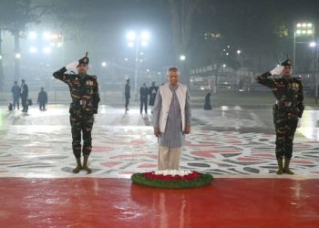 একুশের প্রথম প্রহরে শহীদ মিনারে রাষ্ট্রপতি ও প্রধান উপদেষ্টার বিনম্র শ্রদ্ধা