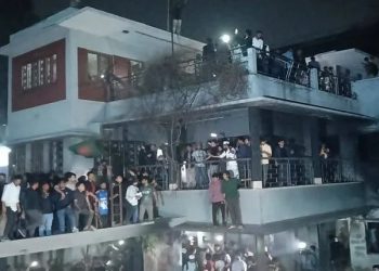 ফটক ভেঙে ধানমন্ডি-৩২ নম্বরের বাড়িতে ছাত্র-জনতা, ভাঙচুর