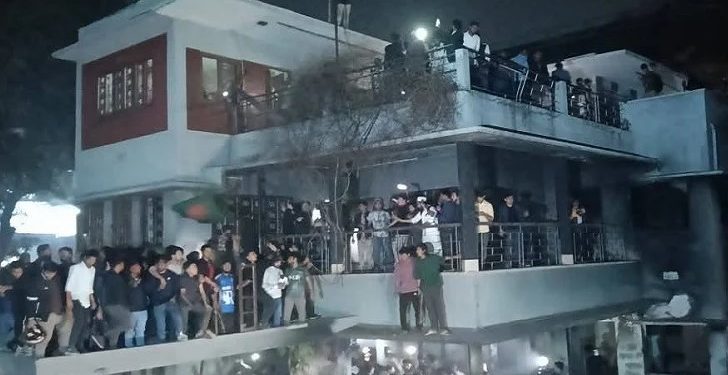 ফটক ভেঙে ধানমন্ডি-৩২ নম্বরের বাড়িতে ছাত্র-জনতা, ভাঙচুর