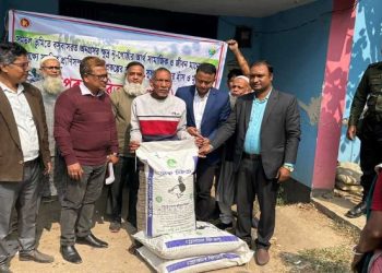 কালিয়াকৈরে ক্ষুদ্র নৃ-গোষ্ঠীদের মাঝে হাঁস মুরগির খাদ্য বিতরণ