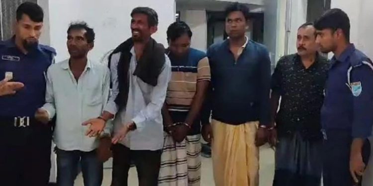 আশুলিয়ায় ডাকাতির প্রস্তুতিকালে দেশীয় অস্ত্রসহ আন্তঃজেলা ডাকাত দলের পাঁচ সদস্যকে গ্রেফতার