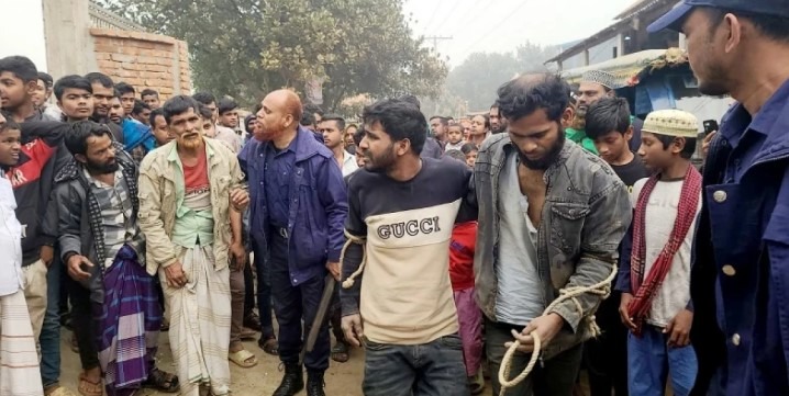 শ্রীপুরে ডাকাতি করতে গিয়ে জনতার হাতে আটক ৩