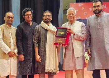 একুশে পদক তুলে দিলেন প্রধান উপদেষ্টা